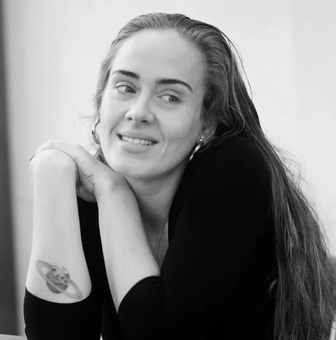 被“贴标签”也没改变她的想法，Adele这些年到底在坚持什么？