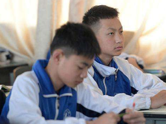高考后才明白，普通班“鸡头”和重点班凤尾，差别可不仅仅是成绩