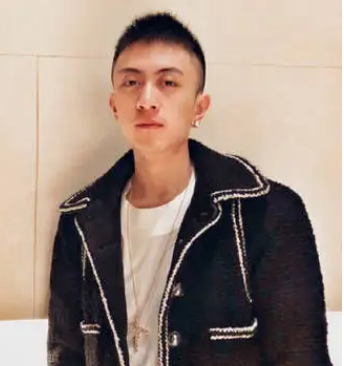 柏公子：雌雄难辨引争议，炫富出圈吸粉百万，背后老爷竟是秦奋？