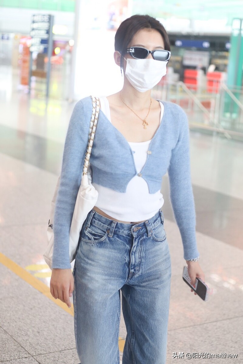 街拍：孙怡蓝色针织开衫+白色背心+阔腿牛仔裤简约随性