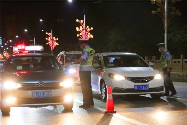 侯马市交警开展夏季夜查行动，严查酒驾超载不戴头盔