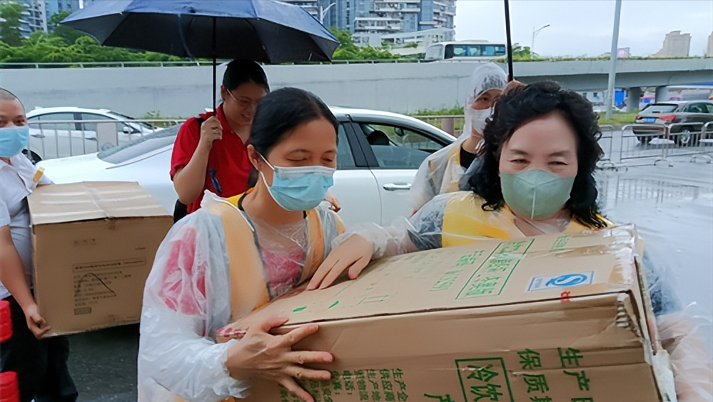 广东惠州：助力高考 志愿者在行动