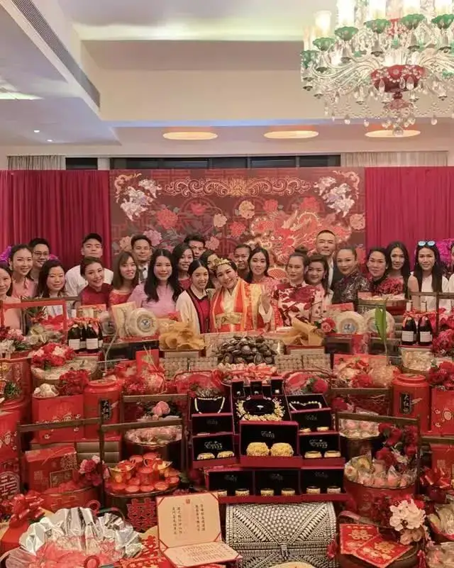 “叛逆千金”何超盈：生于千亿豪门，为何偏携14亿嫁“寒门学霸”