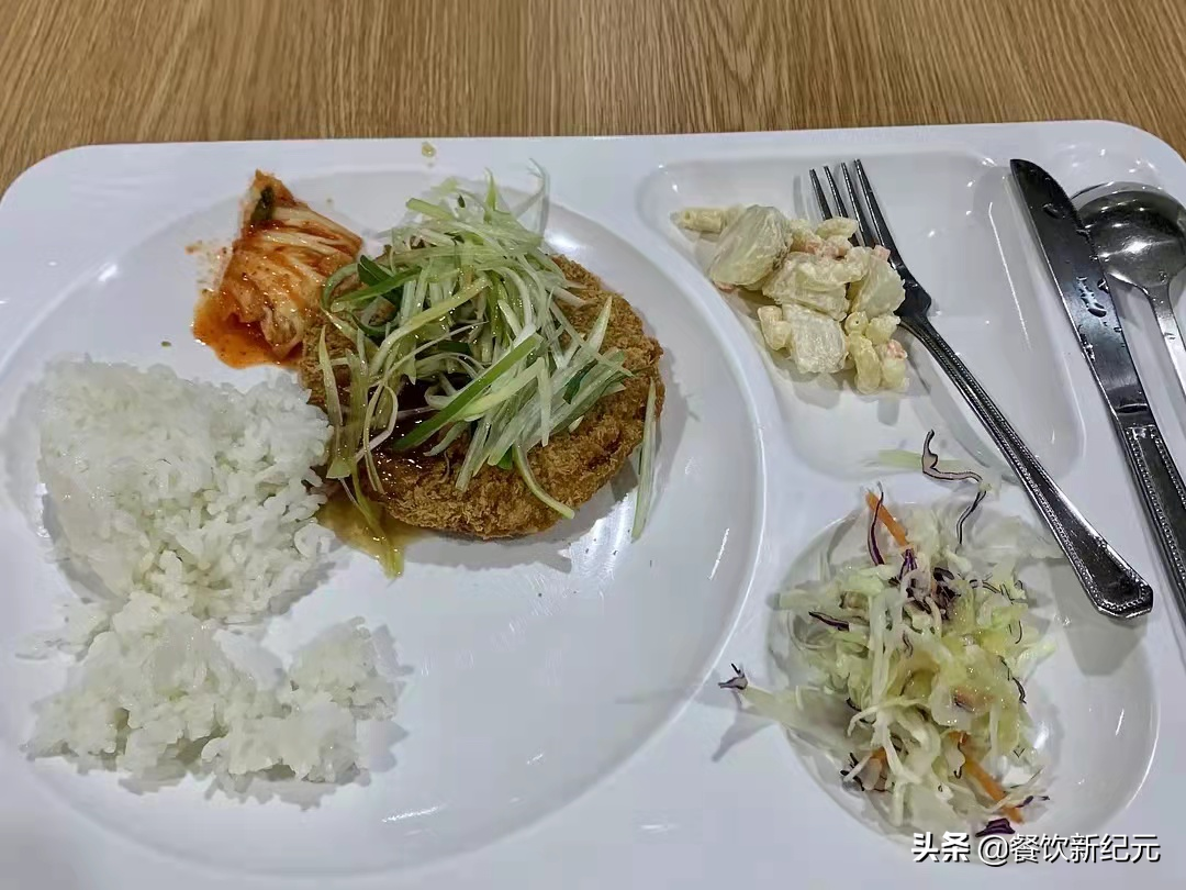 在韩留学生晒食堂“咸菜”三餐，清汤寡水全是泡菜，网友：没食欲