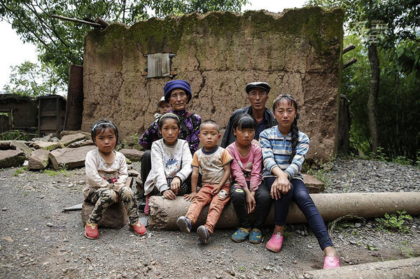 2021年，江西省24岁年轻人和85岁老人拍摄了“婚纱照”。