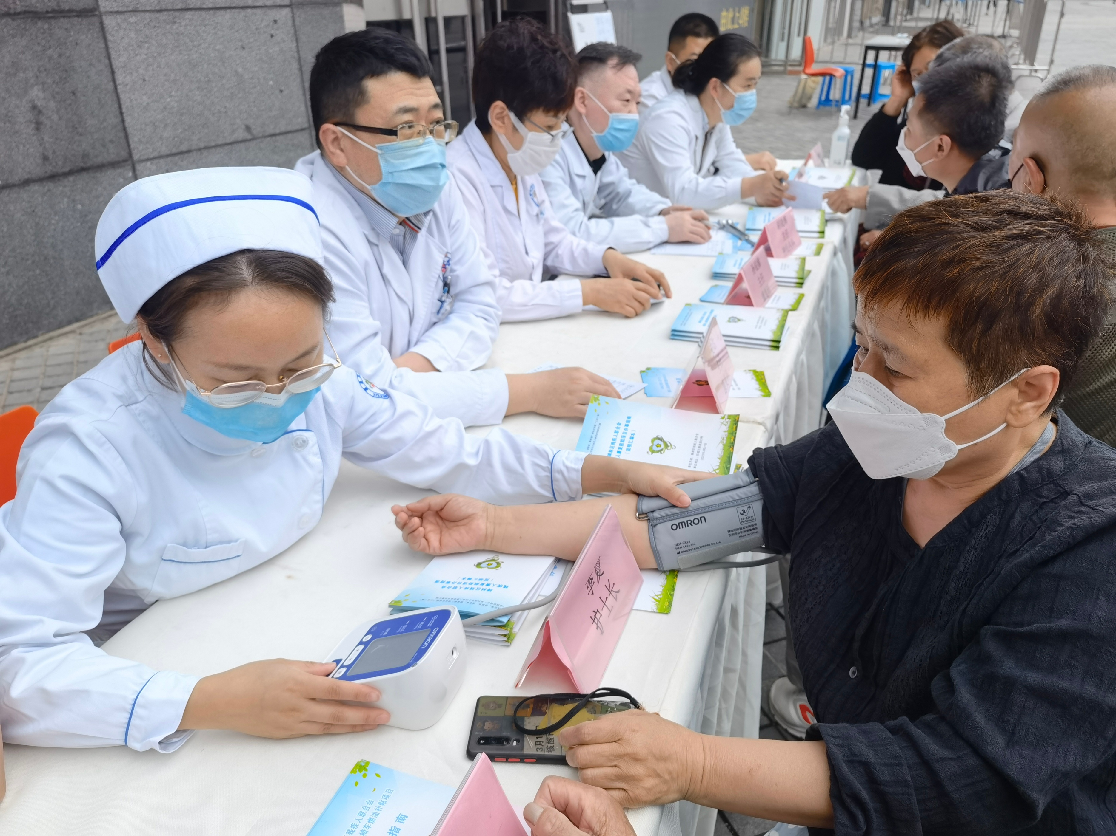 西安市红会医院开展“关爱残疾人 义诊送健康”主题义诊活动