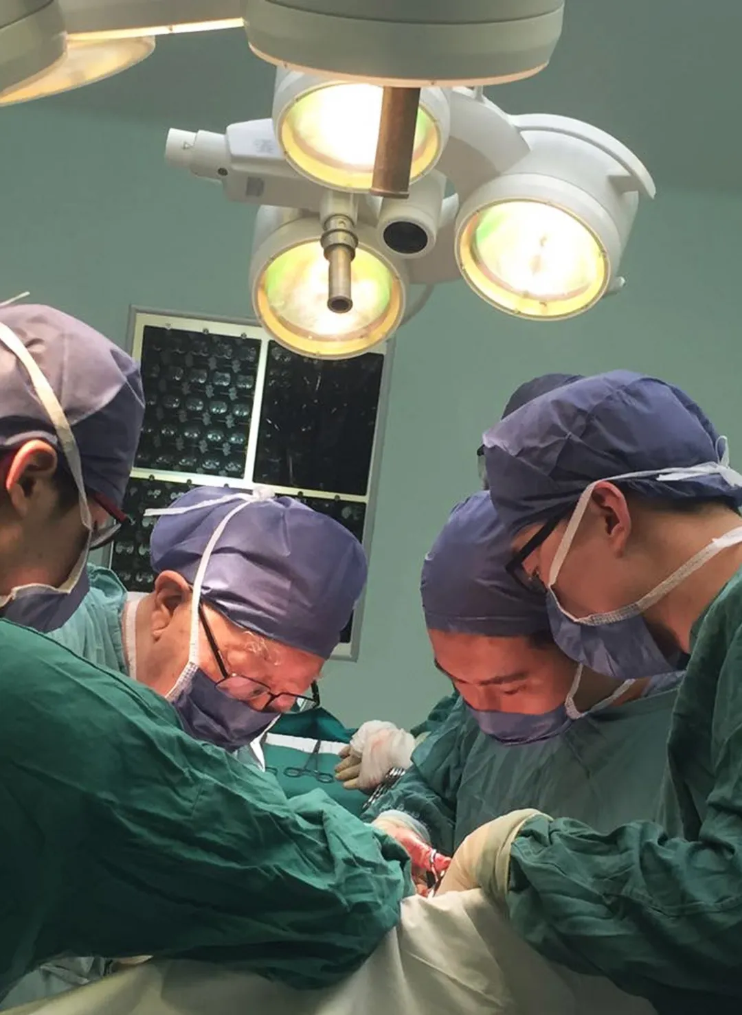 回顾2021年十二位离世的名人，每一位都让人难以割舍