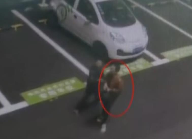 2016年，江苏一名小学生开车撞人逃逸被抓，母亲辩解：孩子还小