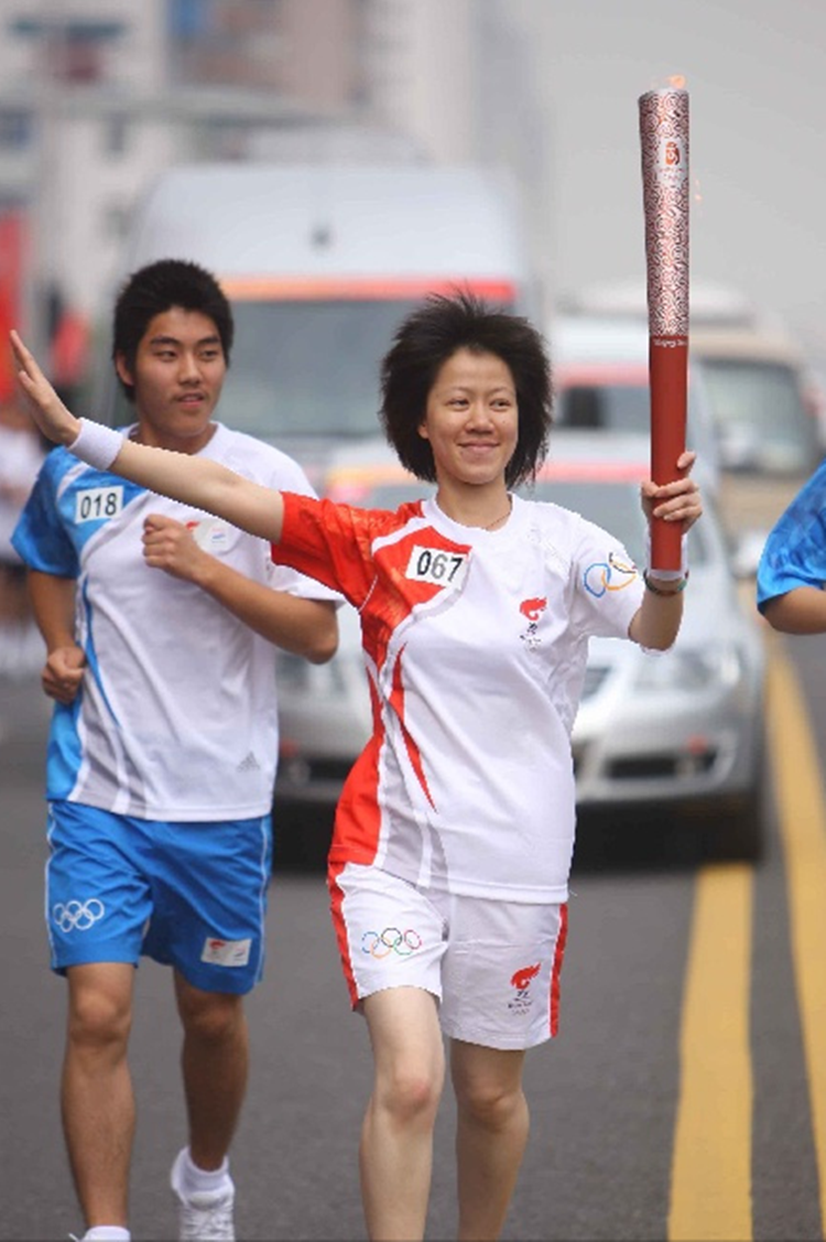 高考763分考上武大，背着瘫痪父亲上学的黄来女，后来怎么样了？