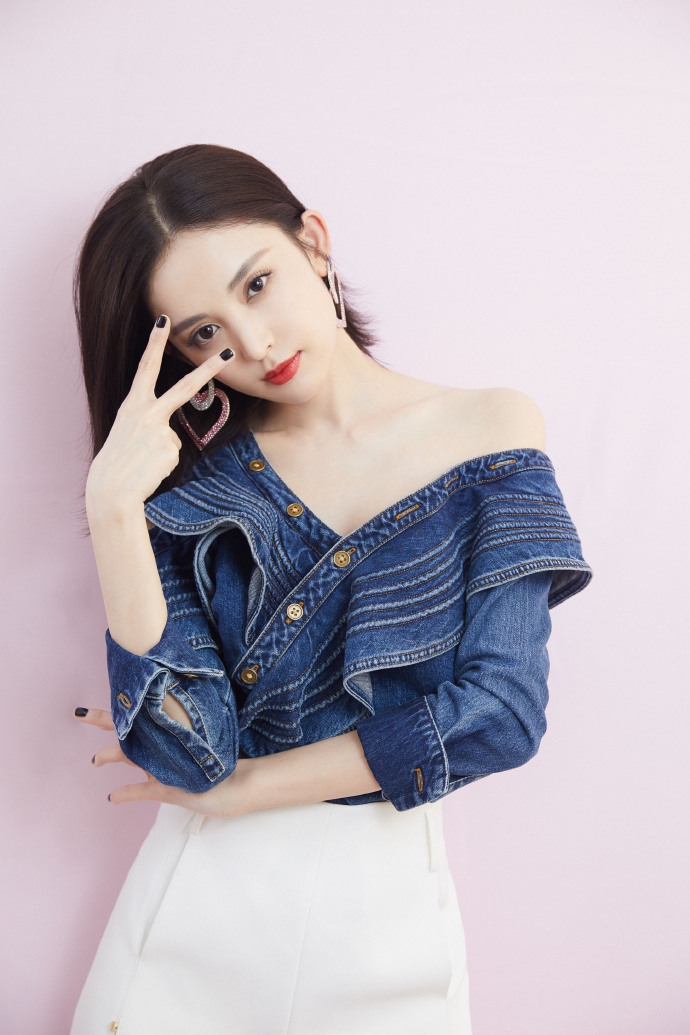 古力娜扎粉色爱心耳环对镜搞怪九连拍甜度满分写真