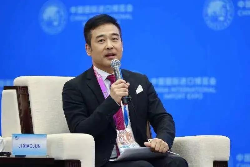 (他是央视名嘴,担任冬奥开幕式司仪,纯正英语圈粉无数,毕业于北京名校