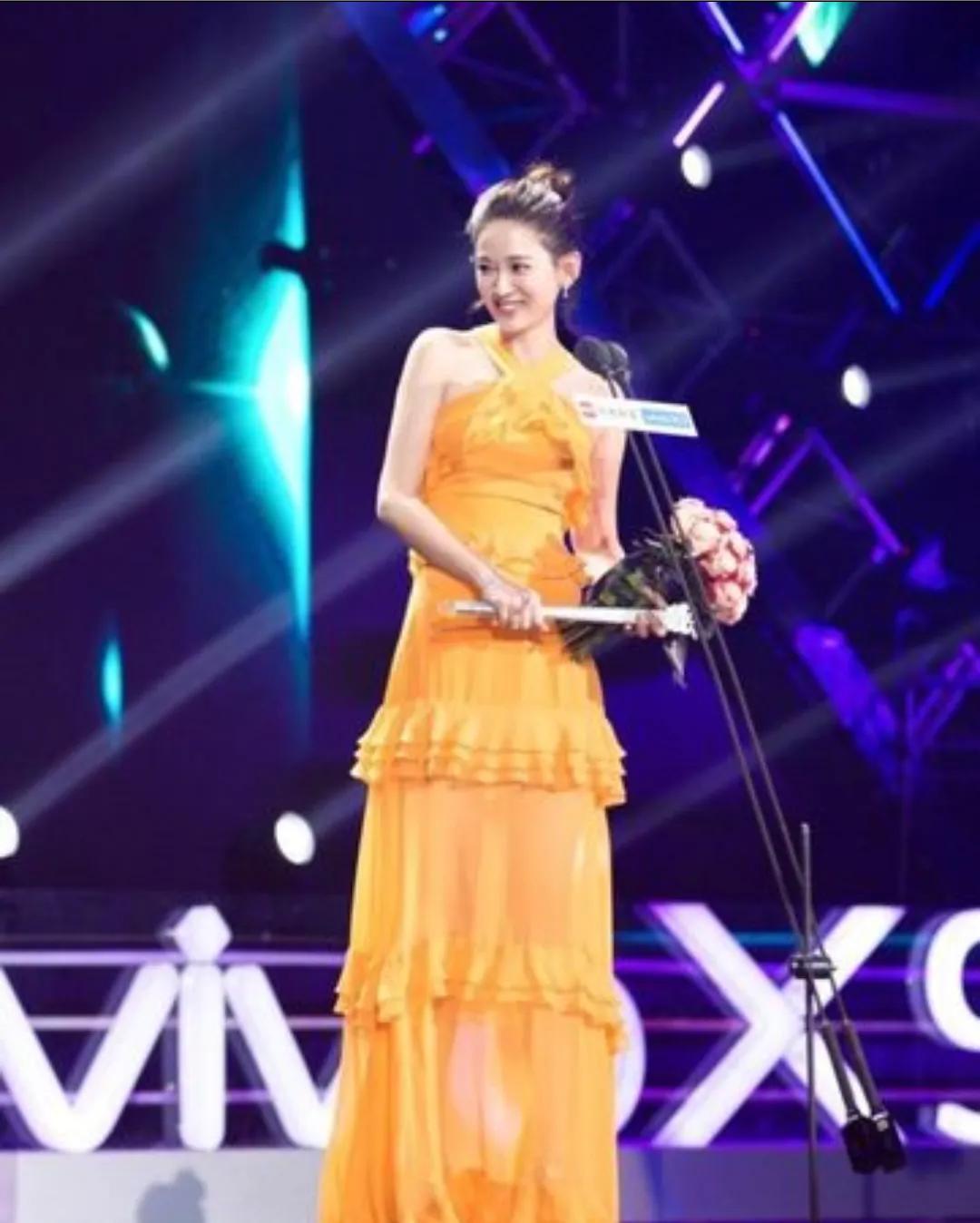 40岁的陈乔恩驾驭起挑人的黄色来毫无压力更显肤白貌美