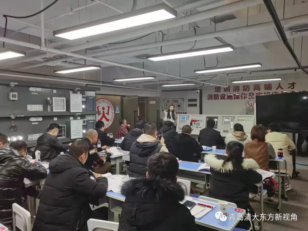 大年初十，青岛市清大东方消防培训学校的老师送考继续