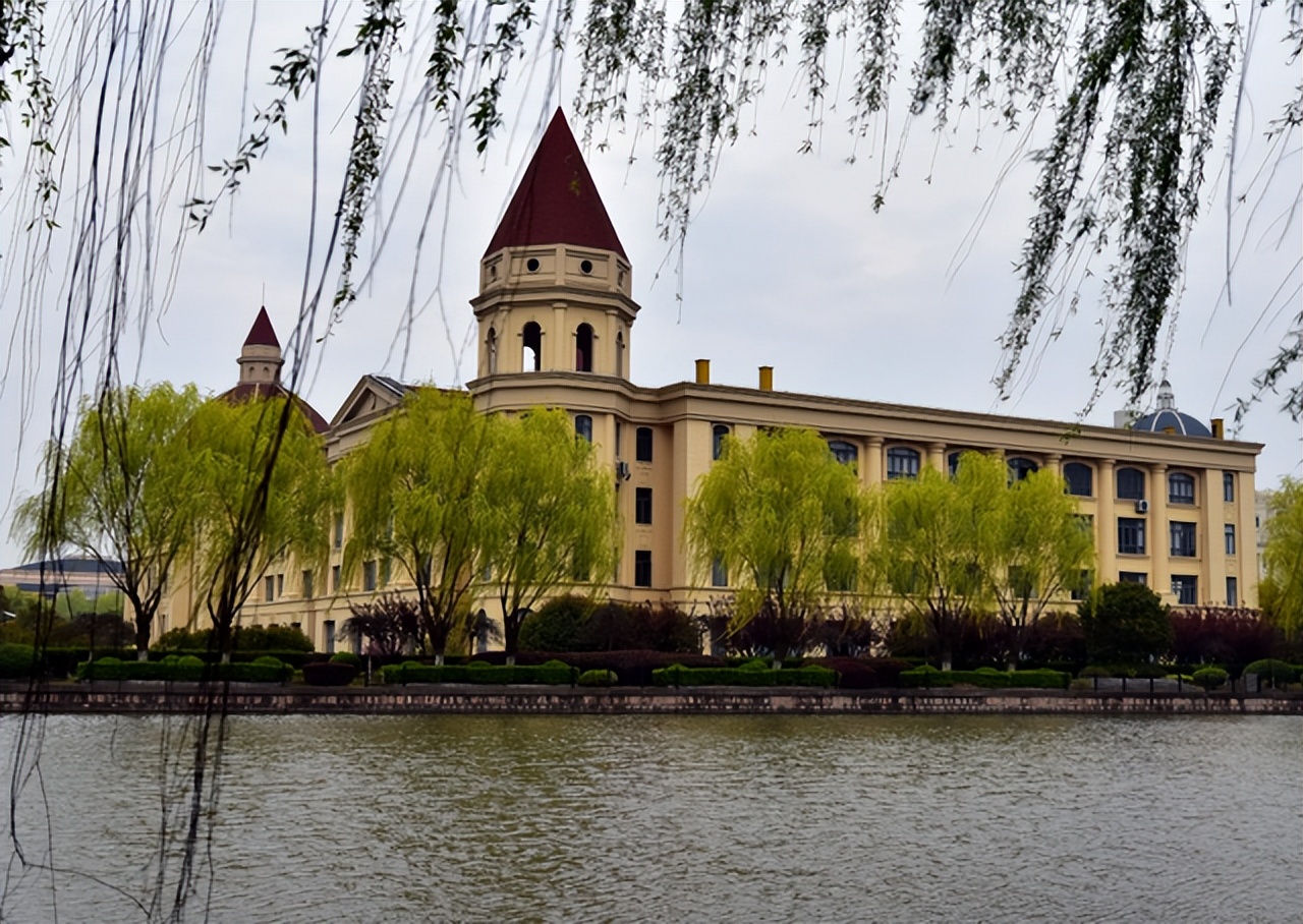 上外“异物”事件后续，男生被开除学籍，网友却说：罚得太重了