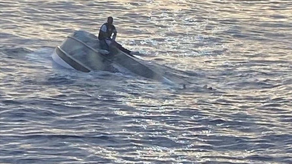 佛罗里达州海中一艘倾覆的移民船船体上的孤独幸存者