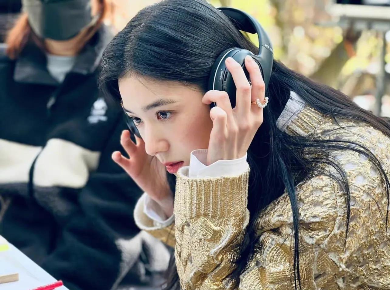 郑恩彩拍剧期间的穿搭