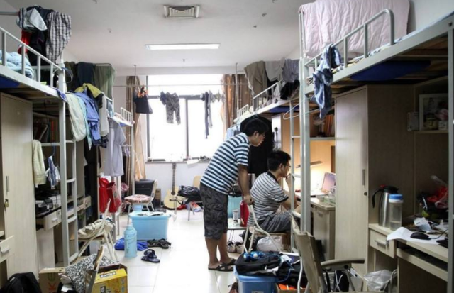 5人宿舍换成4人，大学生被其他4人投出去，网友评论却出奇一致