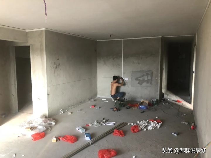 没钱装修，直接住进毛坯房，这对小夫妻的“赤贫风”意外火了