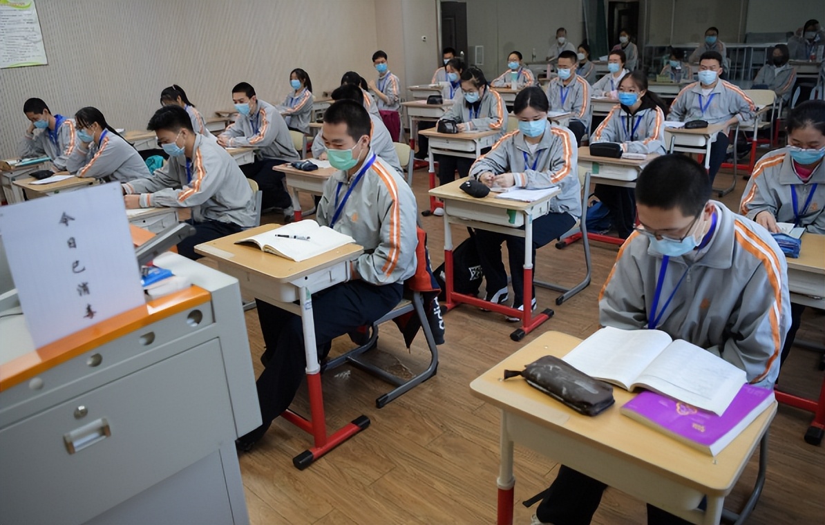 在新高考模式下，学霸想冲击985高校，三大主科需要拿多少分？