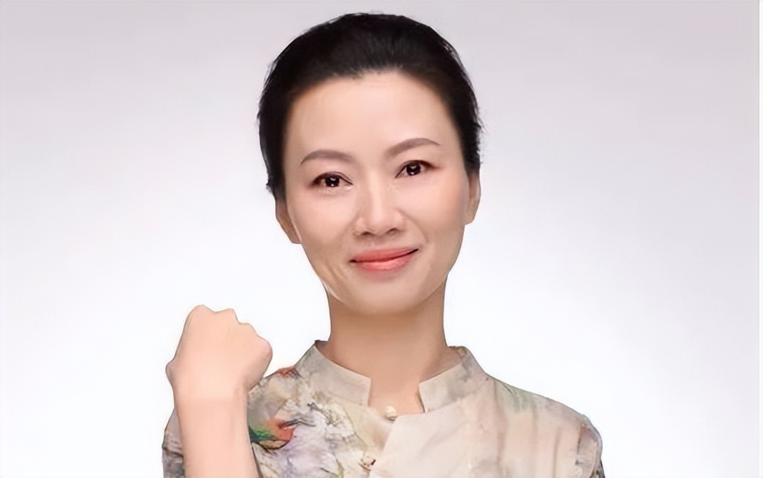 中南大学“最美”女神教师，颜值与才华齐飞，年近五十依旧美丽