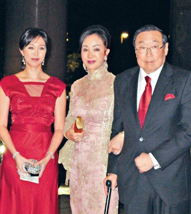 何莉莉：26岁嫁香港富商，帮丈夫抚养私生子，70岁独揽70亿资产