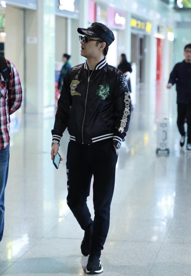 汪峰穿衣挺随性的,棒球服夹克配运动裤,身材保持得挺不错