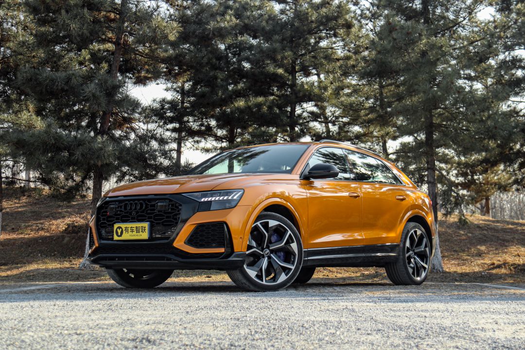 600马力V8加身 外表低调却是纽北最速SUV 奥迪RS Q8试驾与空间测评