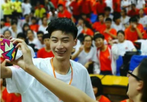 寒门学子庞众望，744分考上清华得校长亲自接待，他有啥特别