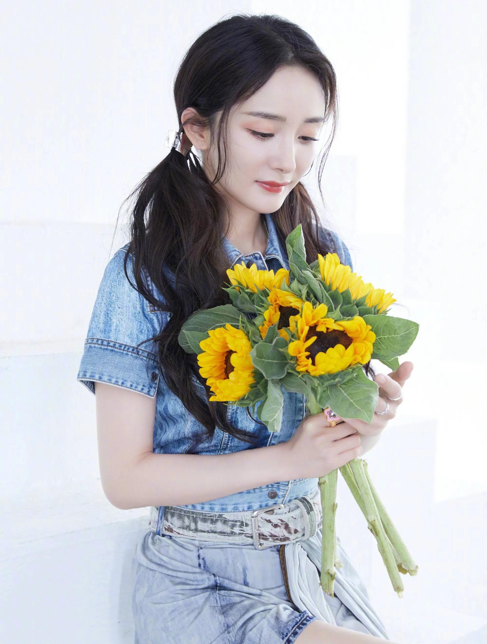 杨幂双尾麻花辫少女风—清新装扮，青春靓丽，俏皮灵动