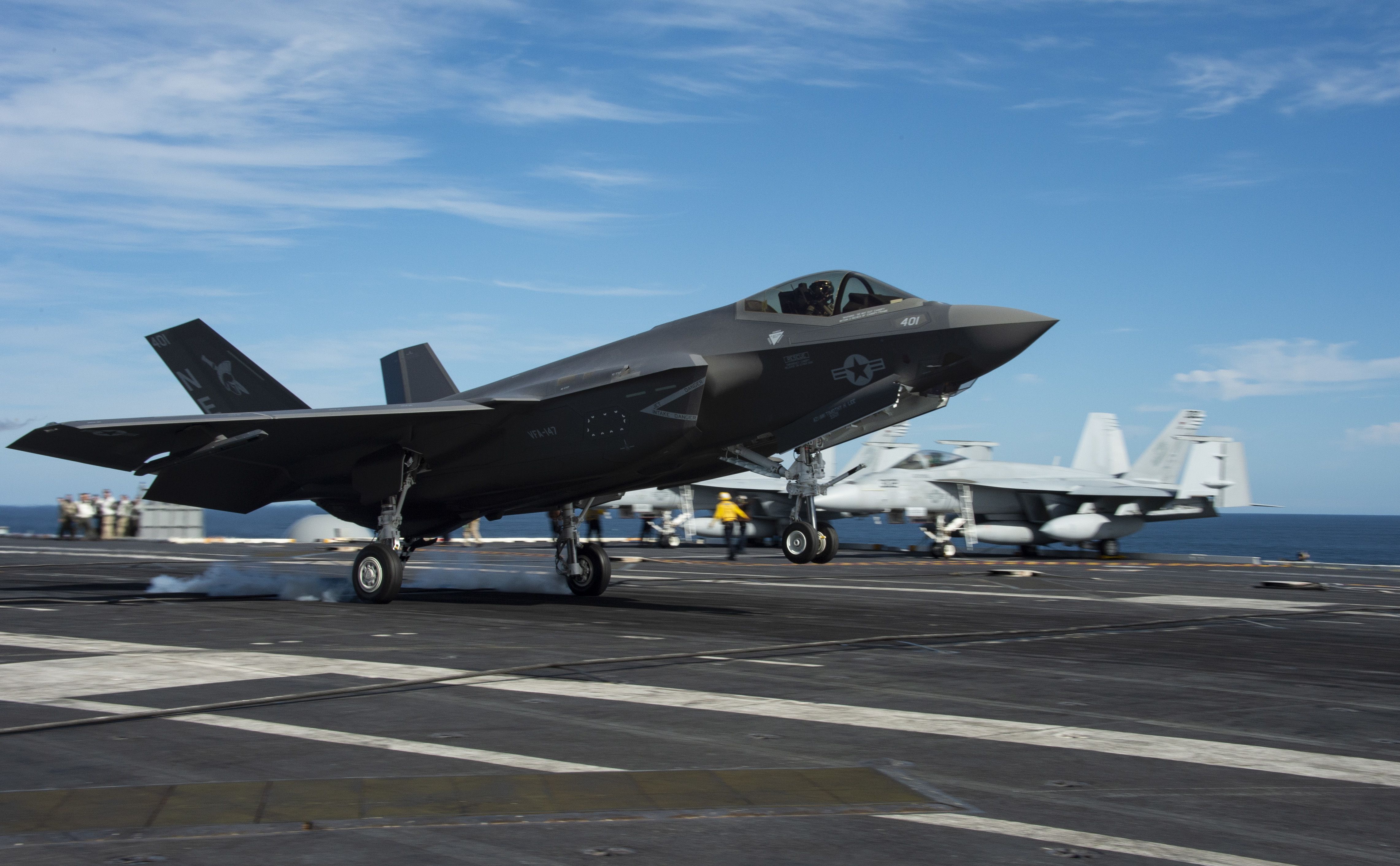 ���죬һ��F-35C���Ϻ�׹�٣�����������