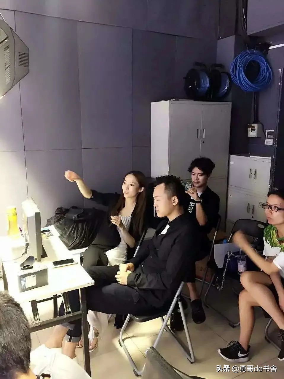 白敬亭置顶8年的微博里，藏着她的秘密