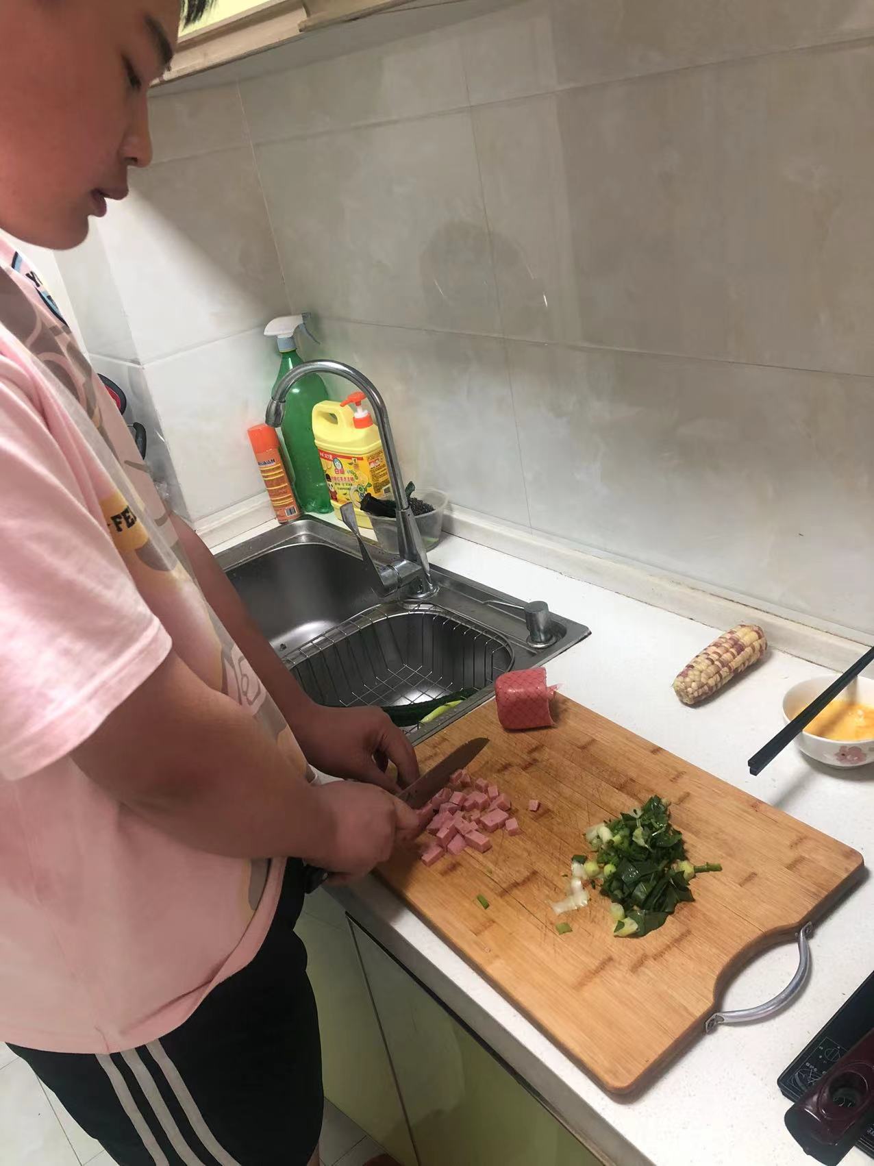 小孩做饭的照片图片