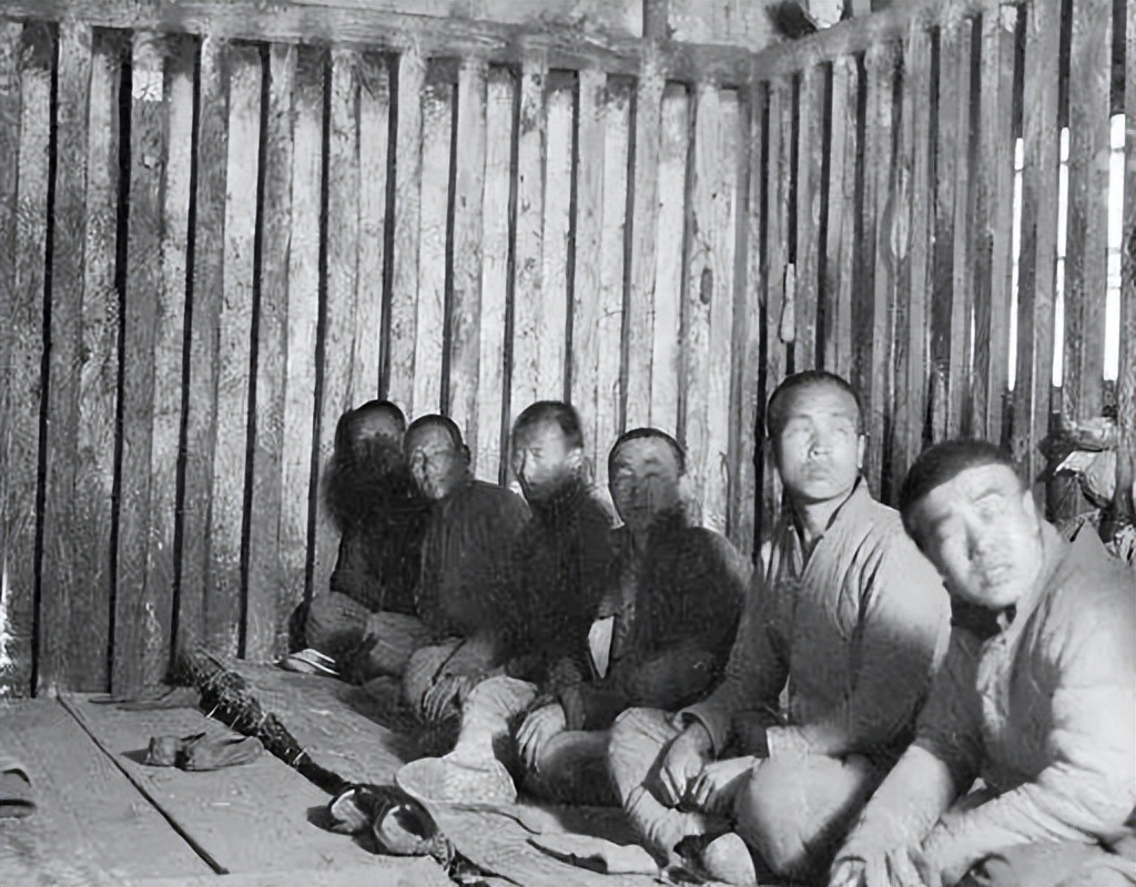 1944年,八路军一侦查员不幸被捕,日军翻译官偷偷跟他说:别暴露