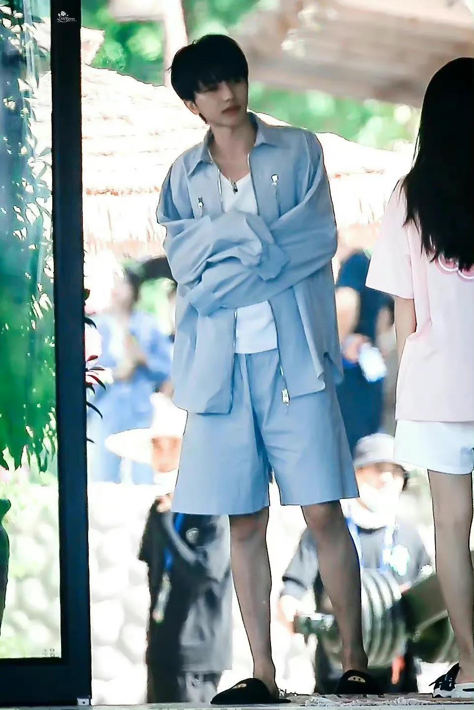 白鹿蔡徐坤睡衣造型，慵懒居家风格，睡意朦胧的样子好可爱