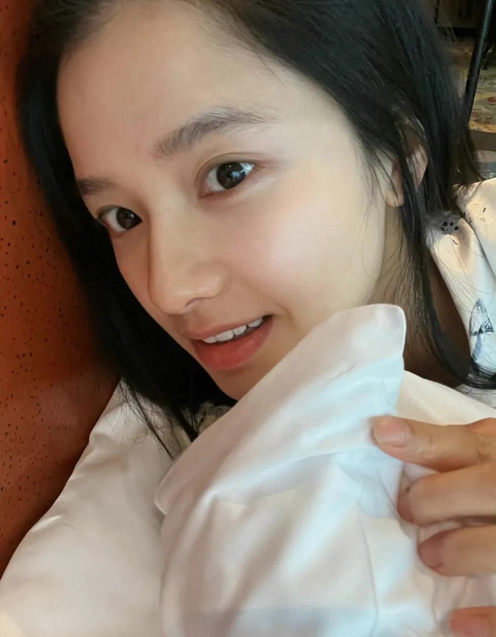 张婧仪，睡到自然醒