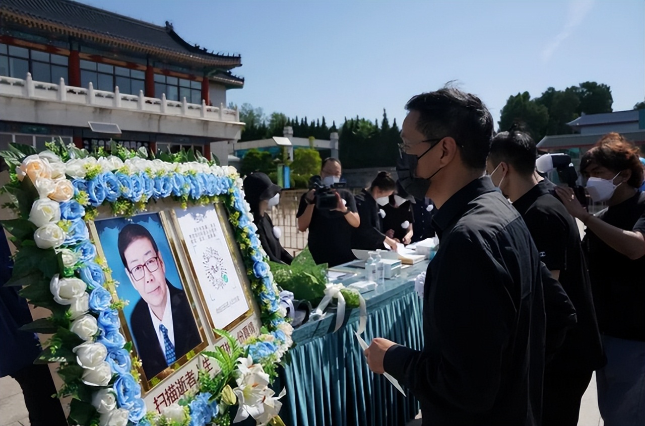 一个月内10位明星相继去世，最年轻的还未结婚，每一个都令人不舍