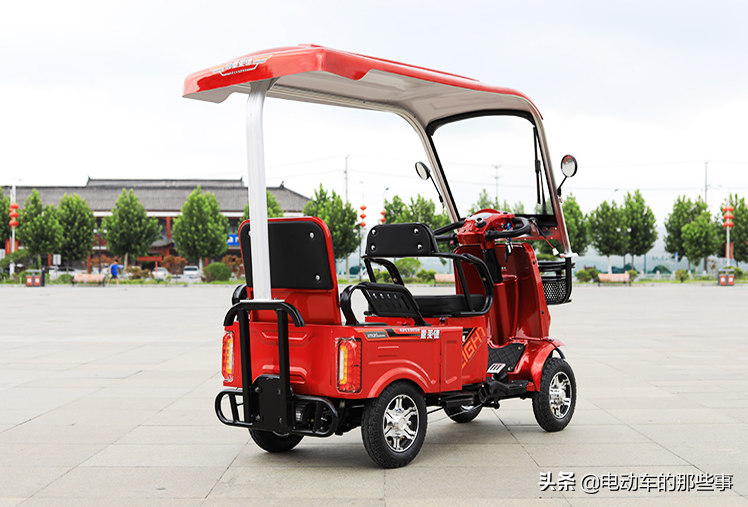 全封闭油电四轮车价格2款带雨棚的电动四轮车来了