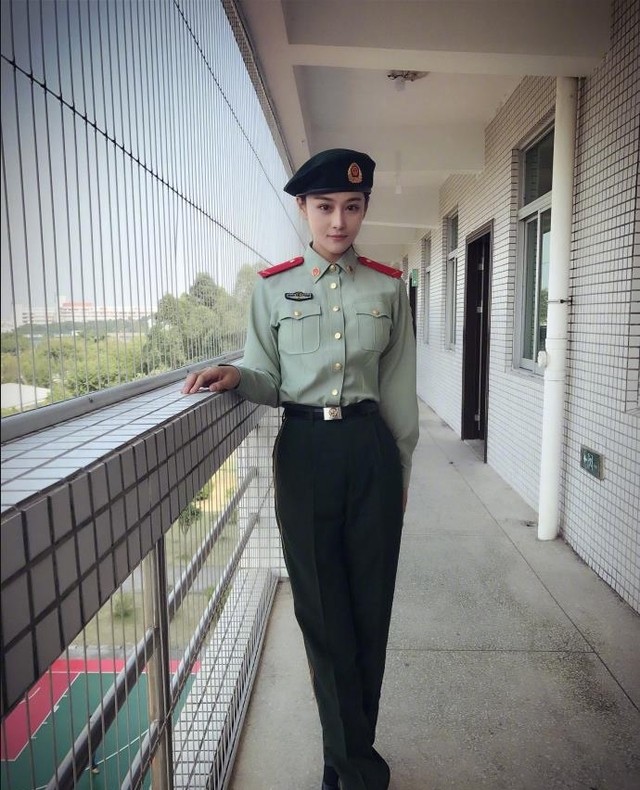 同样是军装照,把宋轶周冬雨和殷桃放一起对比,差距就出来了