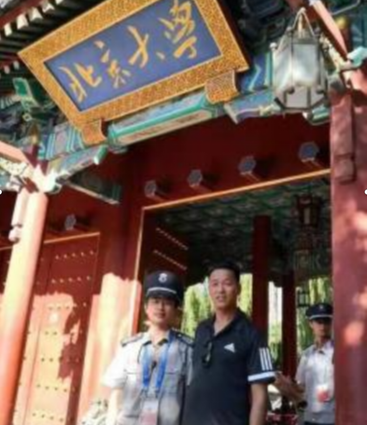 张俊成：北大保安自考第一人，从保安到校长，他已育人无数