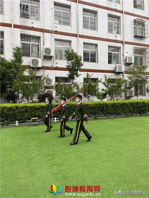 星光小學(xué)湖北路分校返校復(fù)課后升旗儀式(圖4) 星光小學(xué)湖北路分校返校復(fù)課后升旗儀式(圖4)