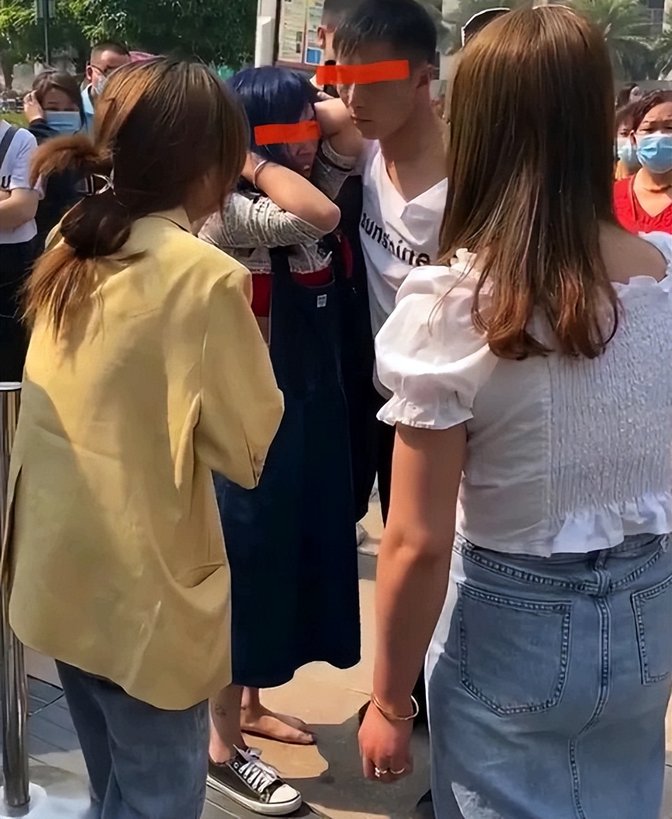 原配街头撕打小三，男子全程护情人：你别打她，冲我来