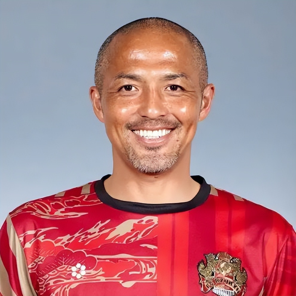 小野伸二(他曾是日本核心,拿过联盟杯冠军,而今43岁的他依然没退役)