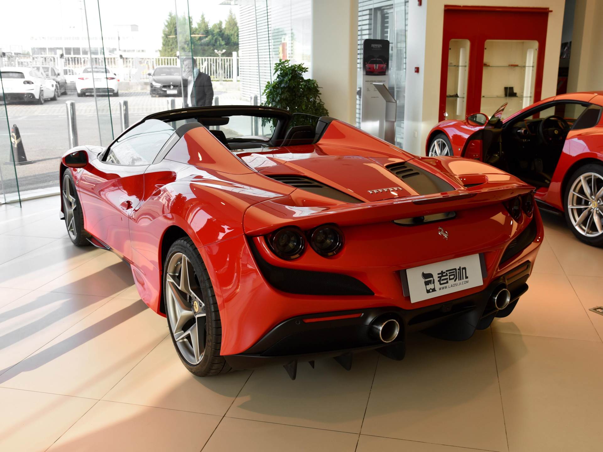 v8大超跑,720马力可没跟你说着玩,实拍法拉利f8