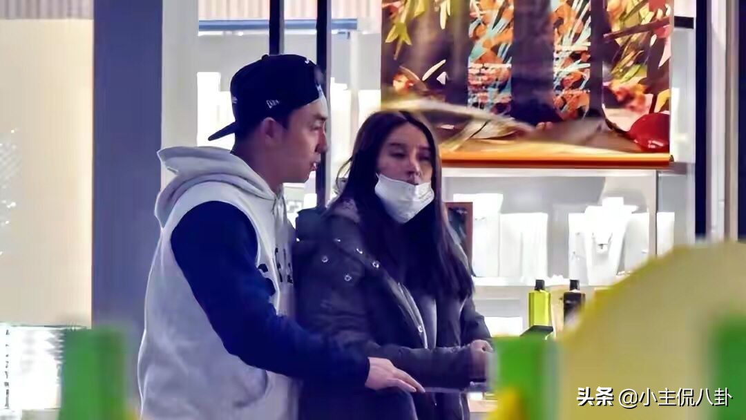 釋小龍什么時候結婚了？老婆穿搭年輕時尚，女兒乖巧又懂事