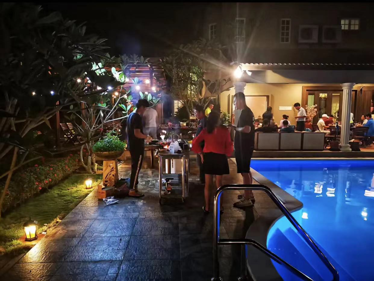 63岁姜育恒豪宅宴客，穿4000多T恤喝得满脸通红，身材发福认不出