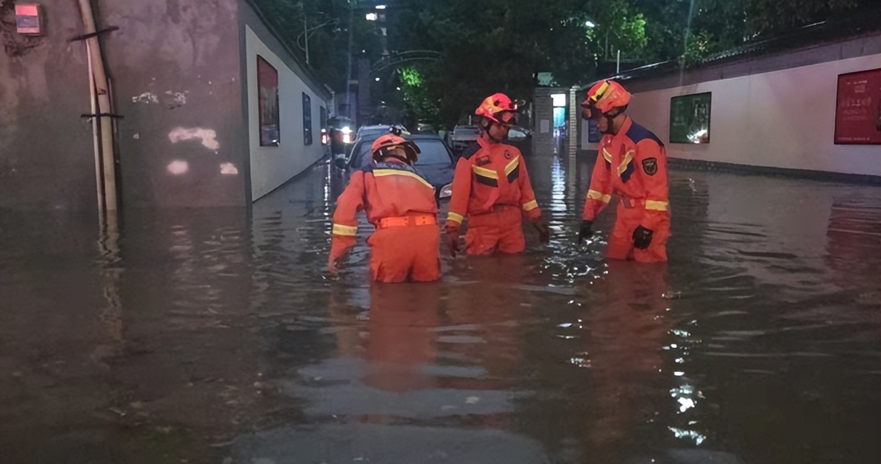 昨天，一场暴雨袭击贵阳！市区多路段出现内涝，消防紧急救援