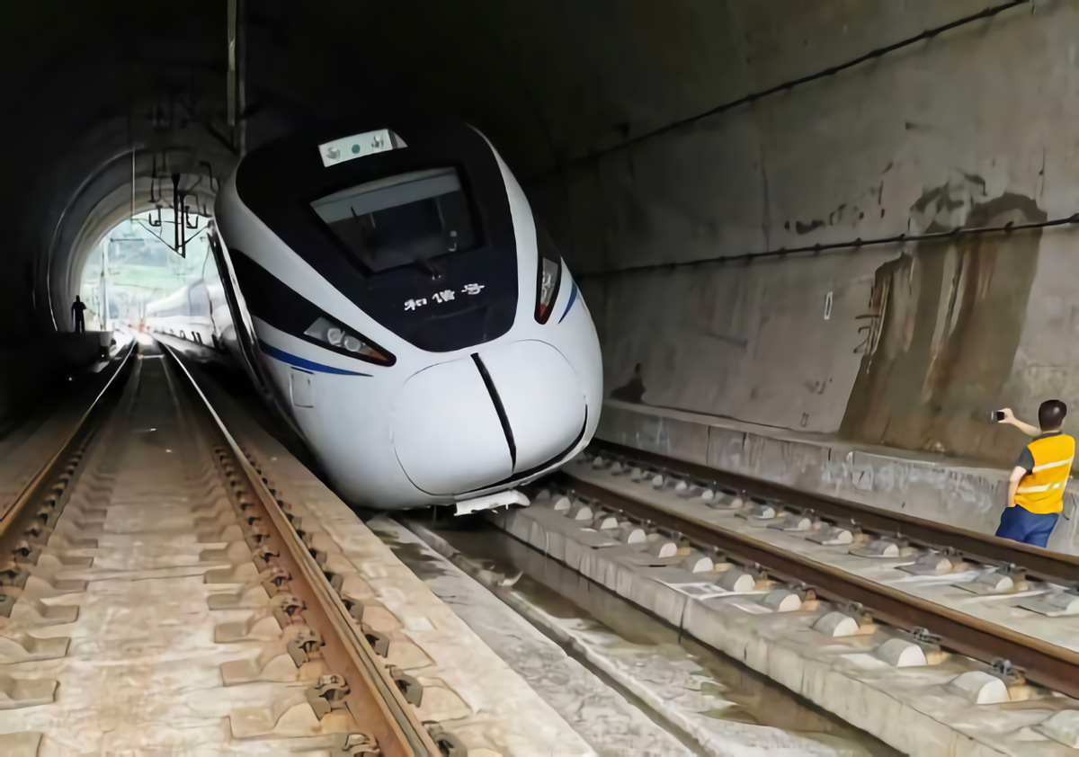 中国高铁有多安全？两列时速76km的高铁相撞，车头炸裂里面仍完好