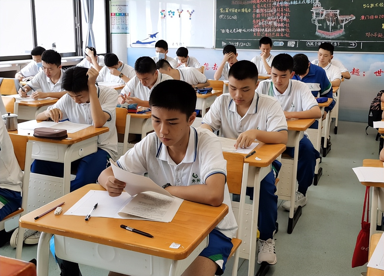 上海市发布通知，2022年高考延期一个月举行，考生“喜中含愁”