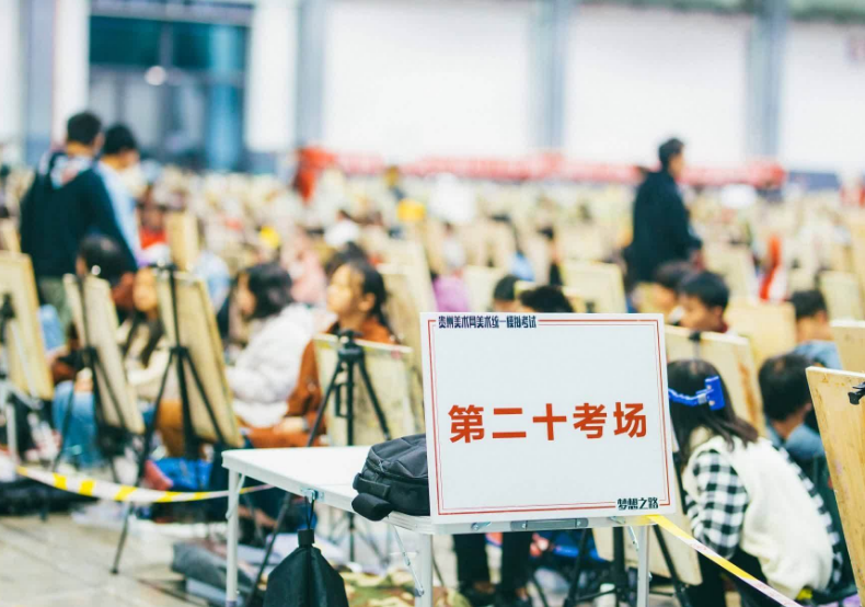 南京一高校女生穿“黑丝短裙”考试，遭质疑后回怼：这是现代女性