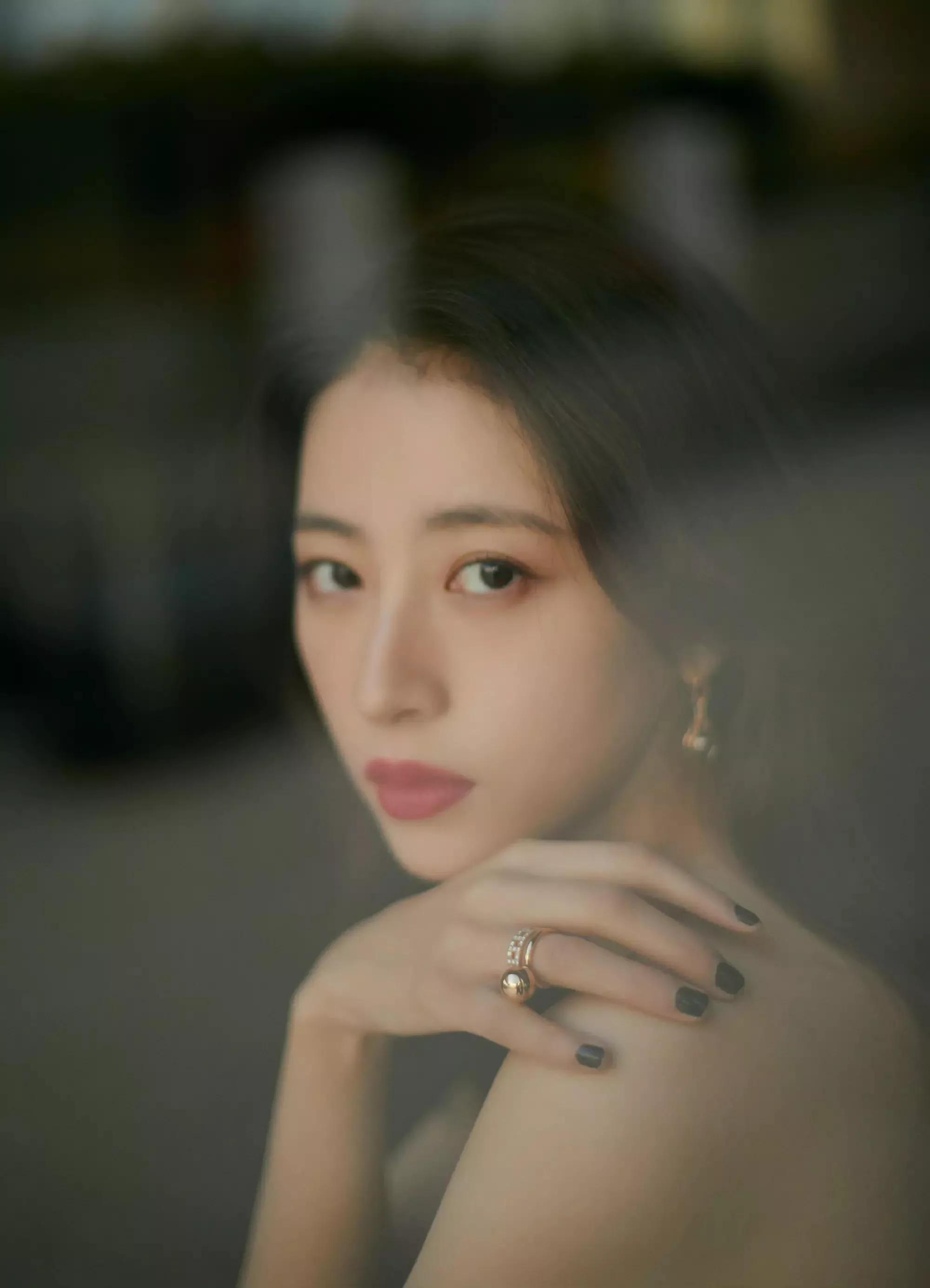 周雨彤：温婉大方，气质优雅，唯美迷人